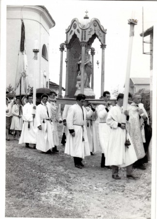processione della Madonna. Portano lo stendardo : Pasqua, Renata e Andreina (?). Poi, Tranquillo, Bruno, Roberto, Loris, Fiorindo, Gianfranco, Dino e Don Tarcisio. Tra Tranquillo e Bruno: è S.E. il Vescovo Muccin?